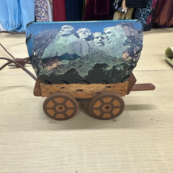 Vintage 1950s/60s Mount Rushmore Wagon Lamp EUC